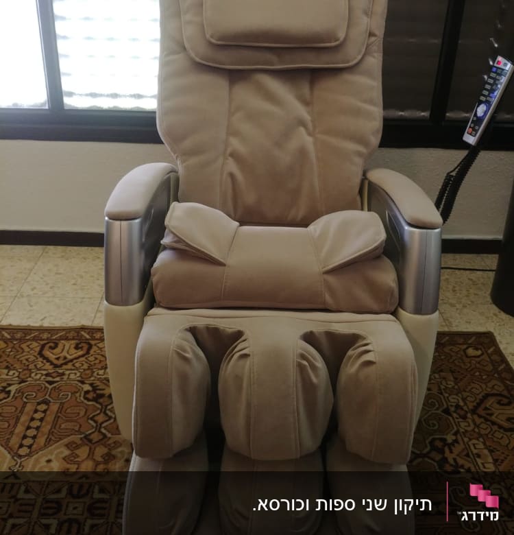 כיסא עיסוי עם ריפוד מרופד ומסך שליטה